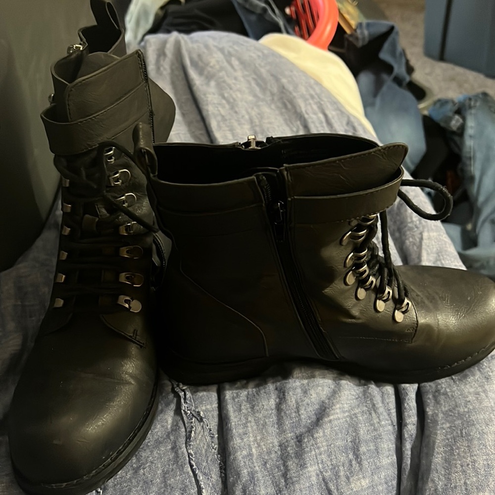 womens size 10 W black lace up ankle boots . nonsmoking home